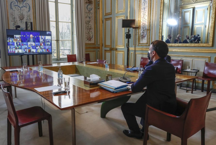 Frankrikes president Emmanuel Macron har kopplat upp sig till EU-ländernas toppmöte via webben.