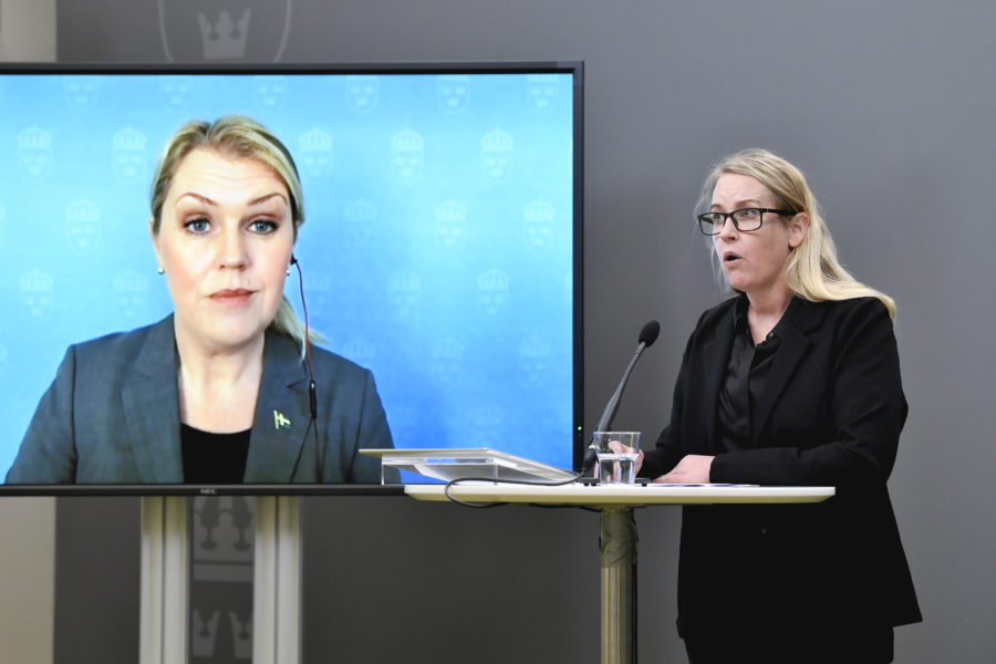 Åsa Kullgren, regeringens särskilda utredare, överlämnar sitt delbetänkande "En stärkt försörjningsberedskap för hälso- och sjukvården" till socialminister Lena Hallengren vid en pressträff i Rosenbad.