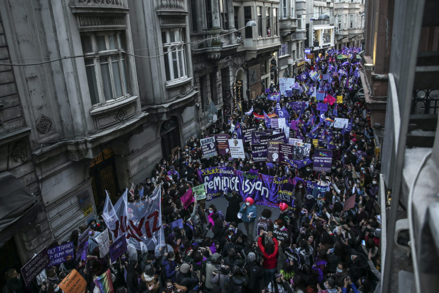 En manifestation mot kvinnovåld i Istanbul under internationella kvinnodagen den 8 mars.