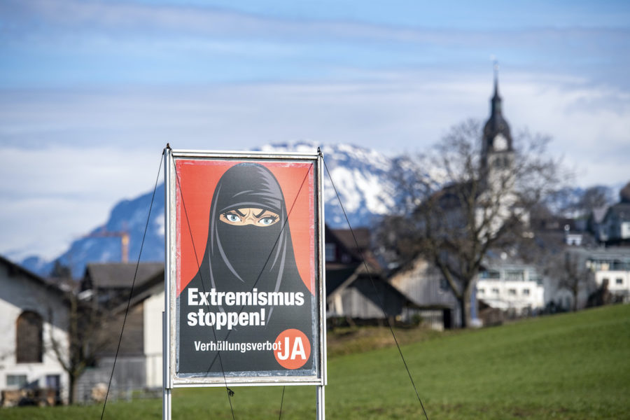 Heltäckande slöja kopplas samman med extremism på förbudssidans affischer.