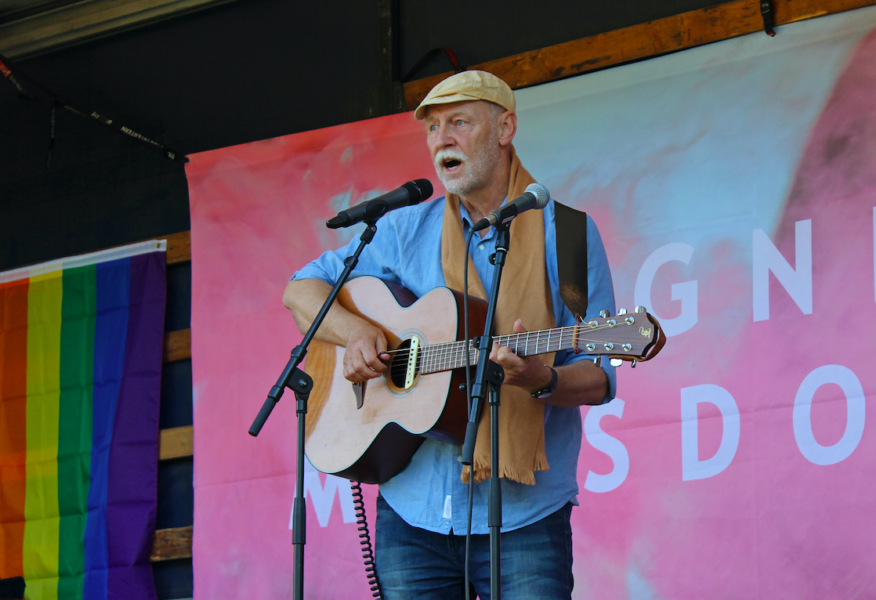 Sångaren Jan Hammarlund uppträder på Pridefestivalen i Finspång.