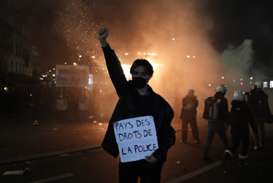 "Landet av mänskliga rättigheter för poliser" står det på en skylt under en av demonstrationerna mot polisvåld i Frankrike i december förra året.