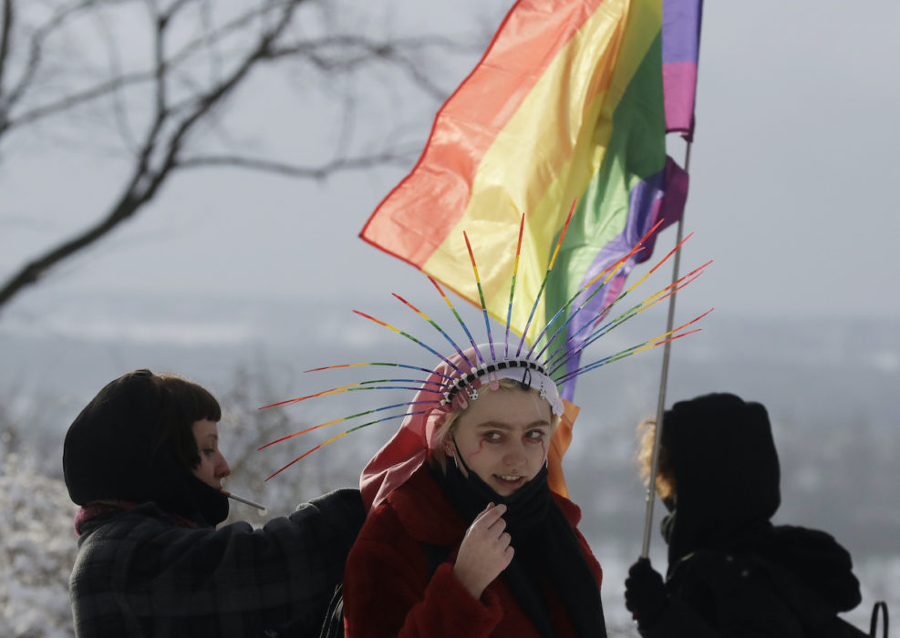 Aktivister demonstrerar för hbtqi-rättigheter vid en lokal domstol i Plock i Polen.