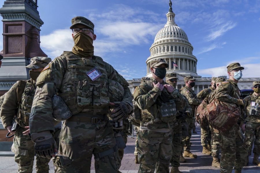 Nationalgardet på vakt utanför USA:s kongressbyggnad Kapitolium.