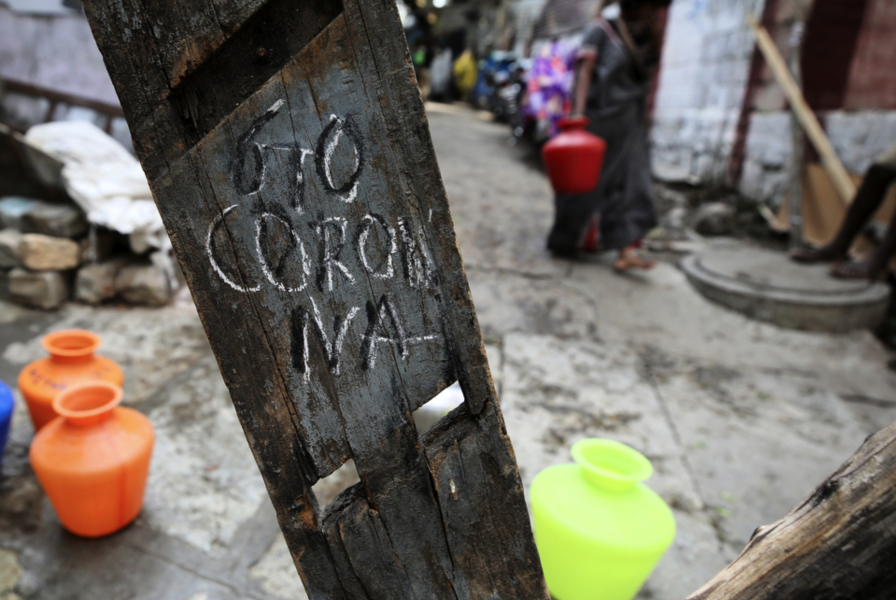 "'Go Corona" har någon skrivit i den indiska staden Bangalores slum under en nedstängning i fjol.