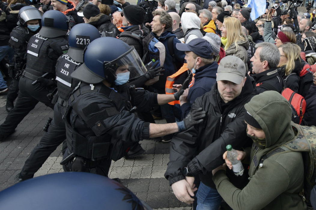 Polisen trycker tillbaka demonstranter i tyska Kassel.
