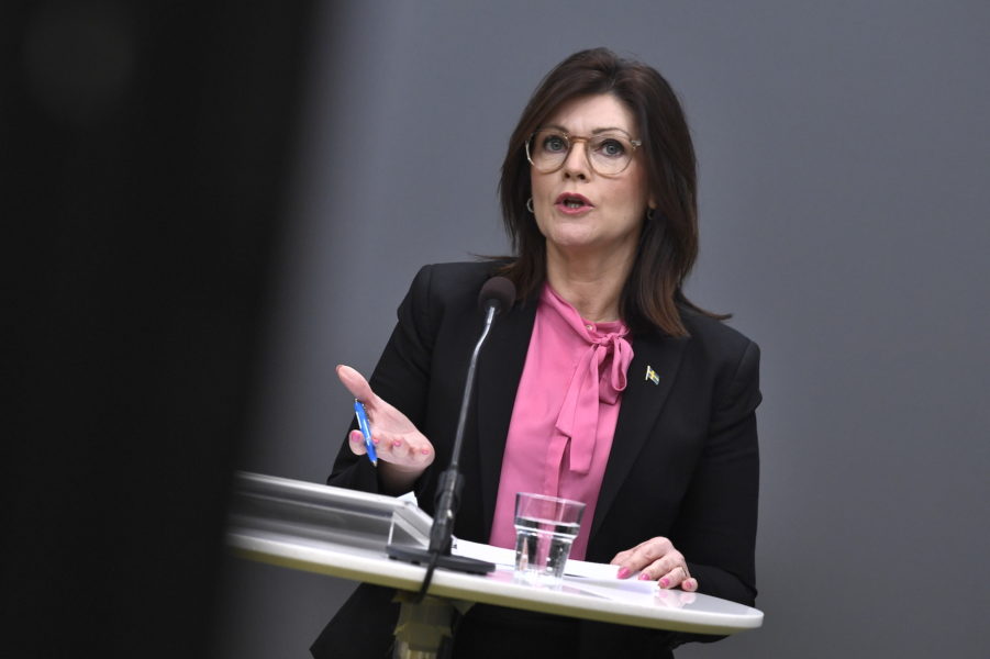 Arbetsmarknadsminister Eva Nordmark (S) vill stärka tryggheten för löntagarna.