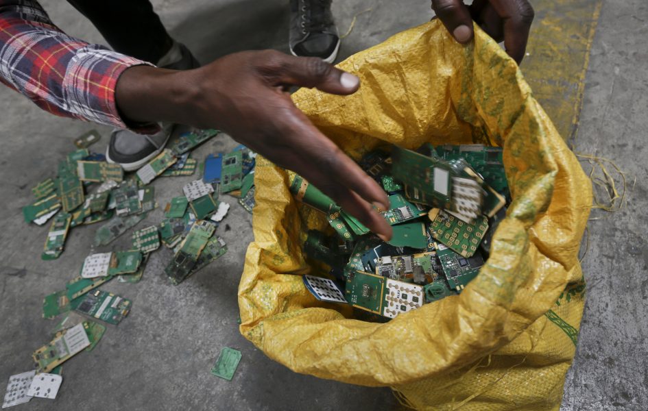 Mycket av världens skadliga elektroniska avfall hamnar i utvecklingsländer.