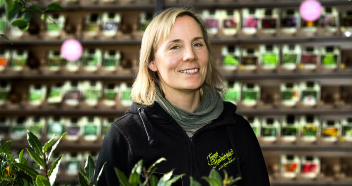 Jessica Hammar är florist på Tyresö handelsträdgård och har lång erfarenhet av att förså både sommarblommor och grönsaker.