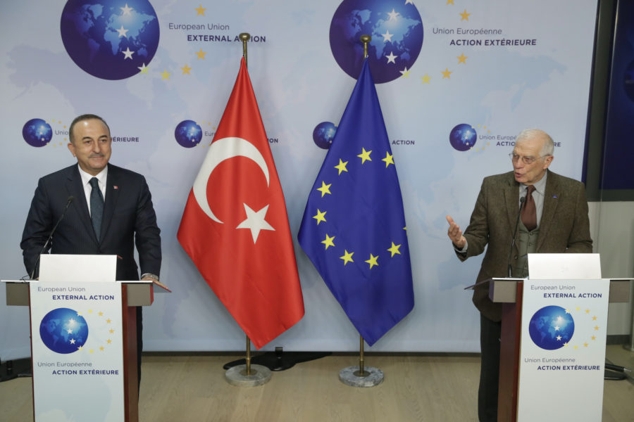 Turkiets utrikesminister Mevlut Cavusoglu och EU:s utrikeschef Josep Borrell inför ett möte i Bryssel i januari, där bland annat en förlängning av migrationsöverenskommelsen diskuterades.