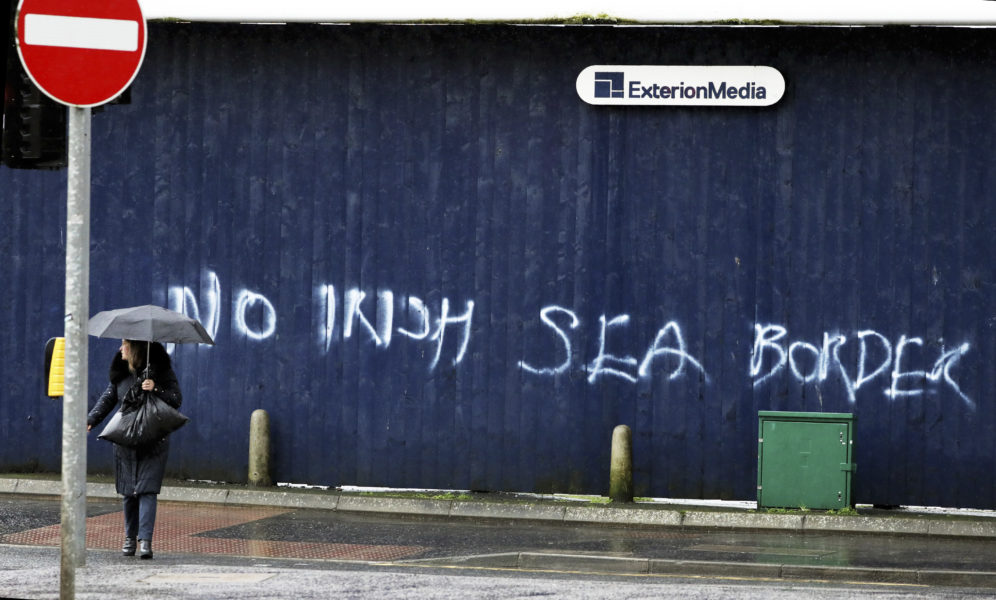 Graffiti i centrala Belfast: "Ingen gräns i Irländska sjön".