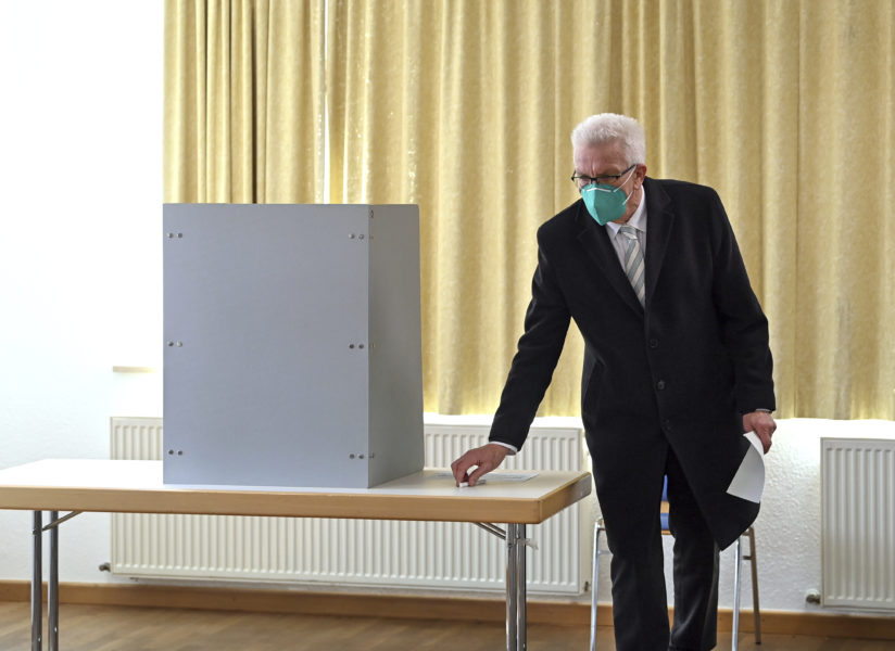 Winfried Kretschmann (De gröna), ministerpresident i Baden-Württemberg, lägger sin röst.