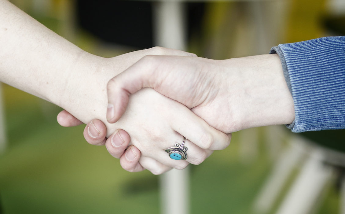 Handskakningskravet gäller inte i väntan på ett slutligt beslut i Förvaltningsrätten.