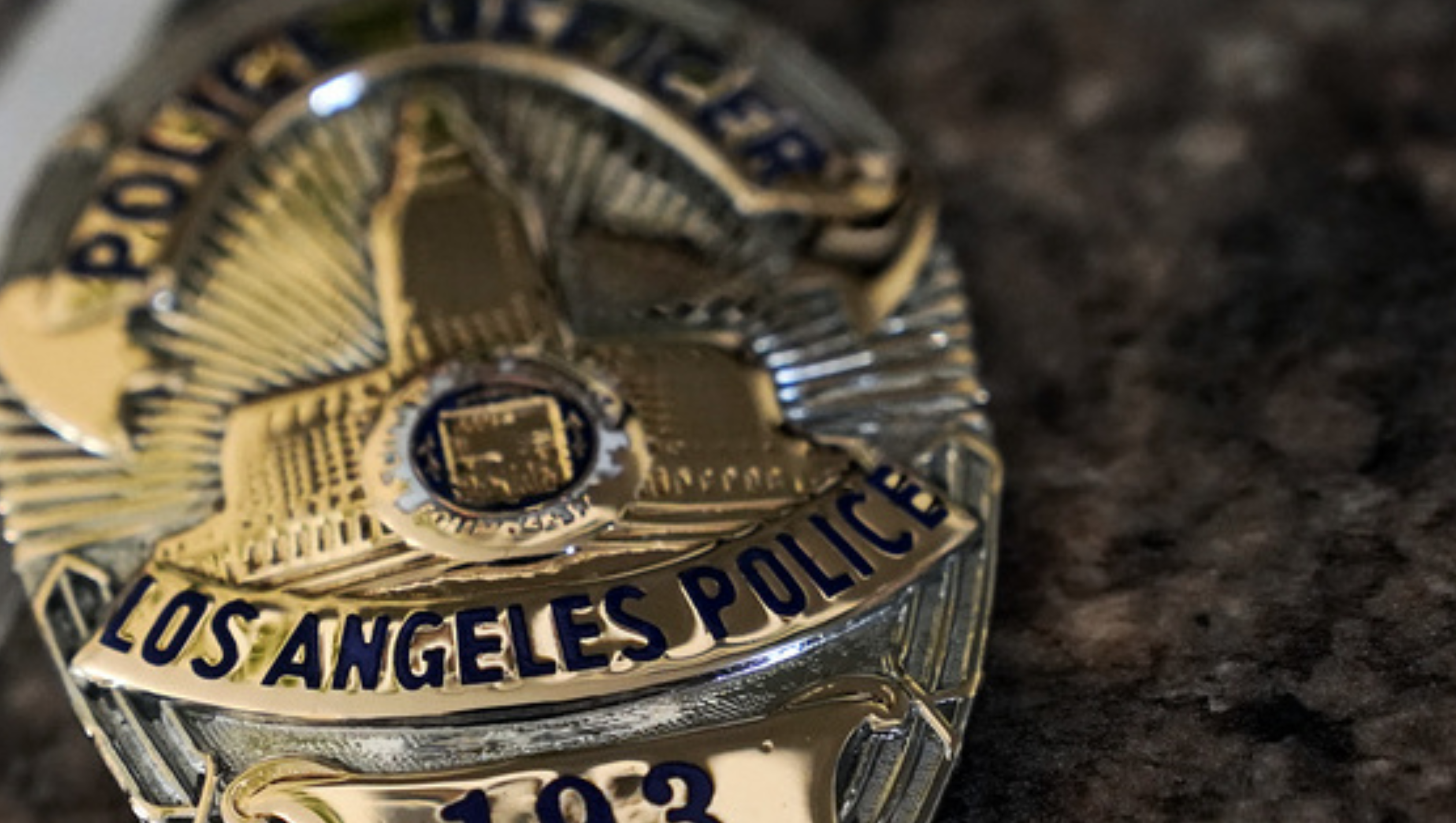 Los Angeles första svarta polis får postumt tillbaka sin polisbricka.