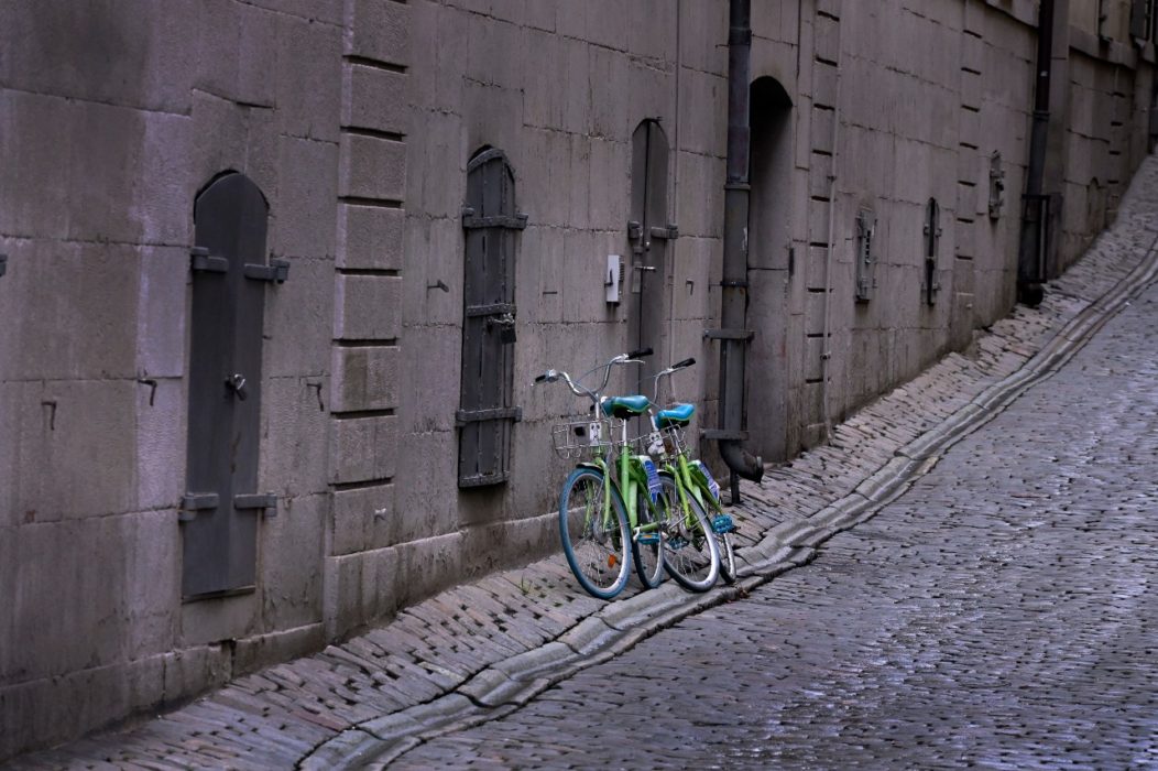 Ett par hyrcyklar i gamla stan.