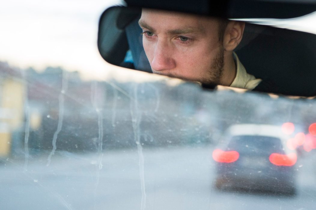 Att köra bil allena är att lika miljöskadligt som flyget - om resan är över 500 kilometer.