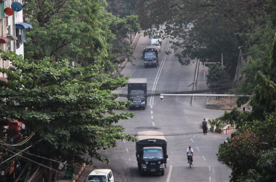 Säkerhetsstyrkor på gatorna i Myanmars största stad Rangoon på måndagen.