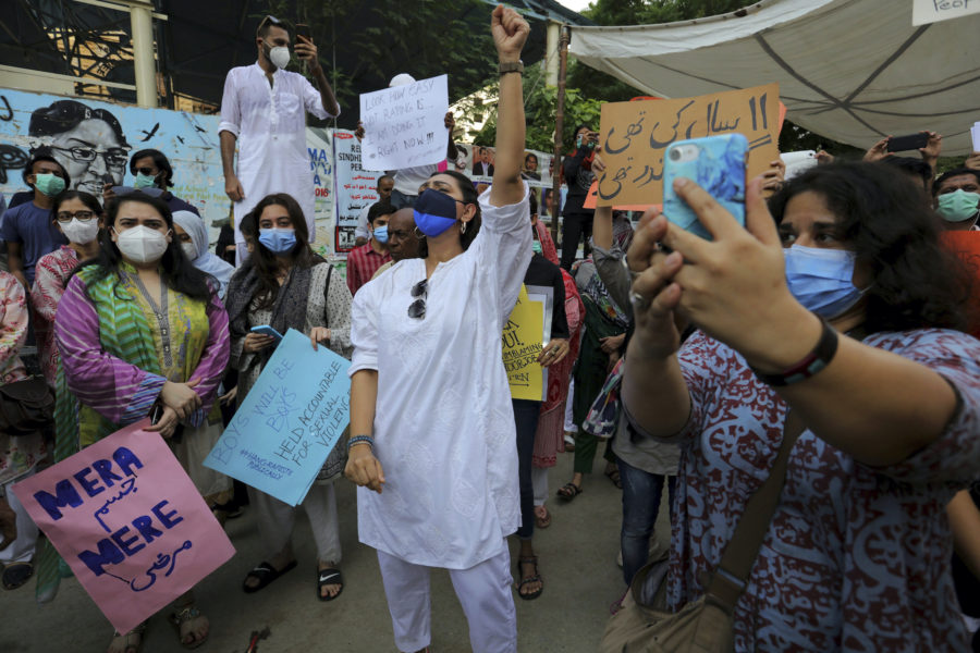 Demonstrationer i Pakistan efter våldtäkten i september förra året då en kvinna överfölls vid en motorväg.