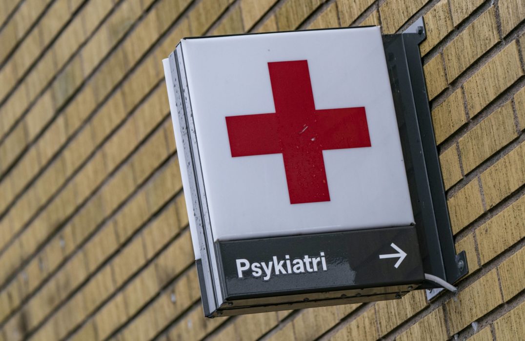 Fler kvinnor än män skadas inom psykiatrin, visar en rapport från SKR.