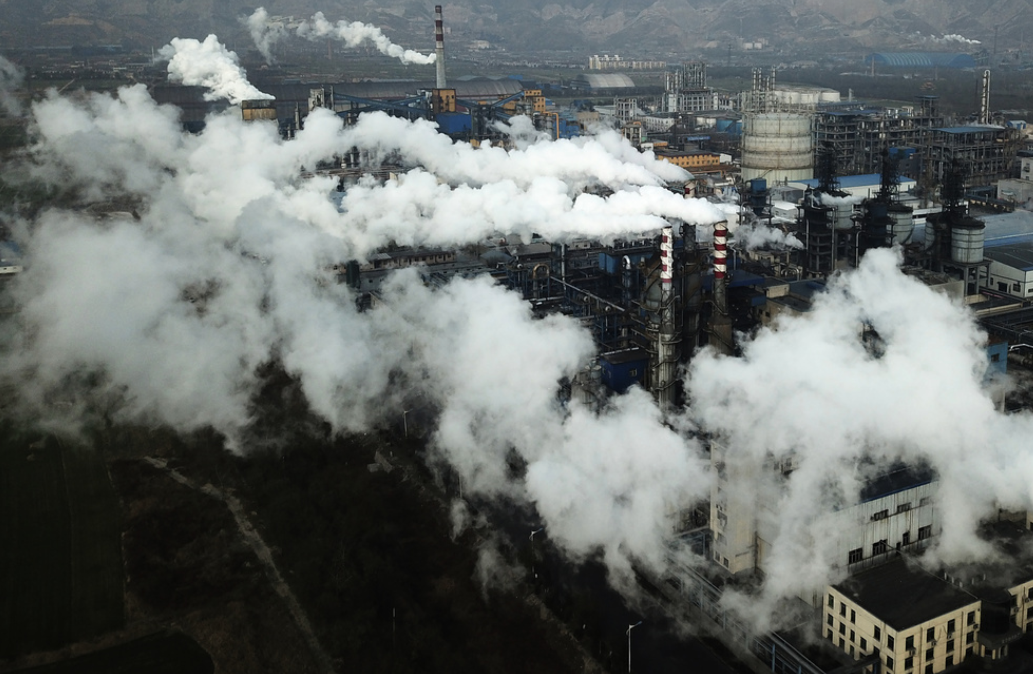 Rök och ånga stiger från ett kolanläggning i Hejin i Shanxiprovinsen.