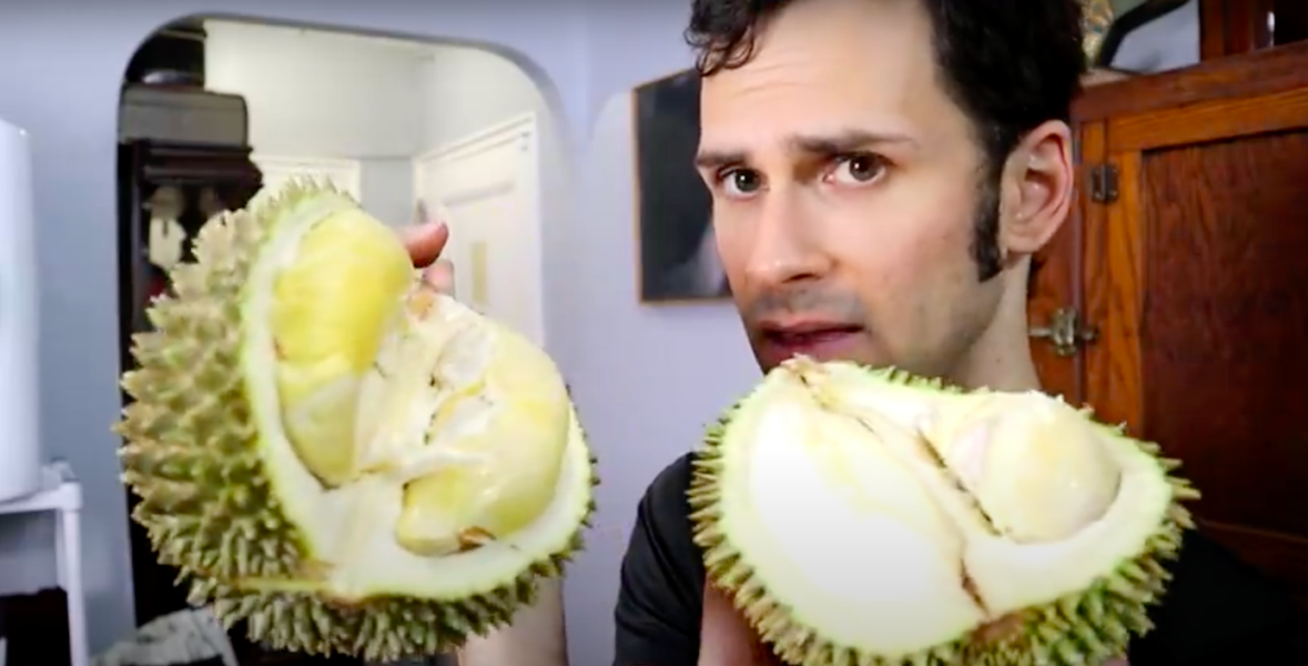 Jarek Rydelek med en durian.