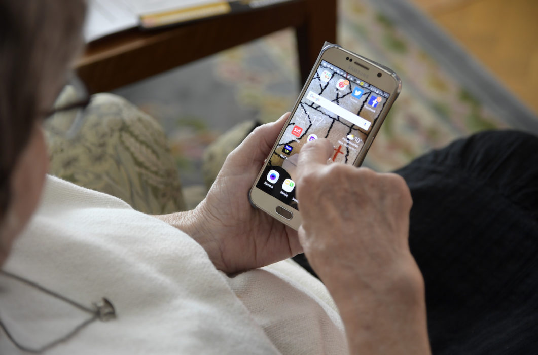 Att mötas av automatiska telefonsvarare och förväntas trycka på knappar för att hamna hos rätt person, kan ställa till problem för äldre, enligt PRO.