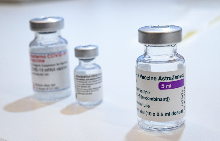 Vaccineringen med Astra Zenecas vaccin mot covid-19 är satt på paus.