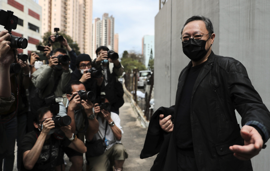 Demokratiförespråkaren Benny Tai pratar med pressen utanför en polisstation i Hongkong på söndagen.