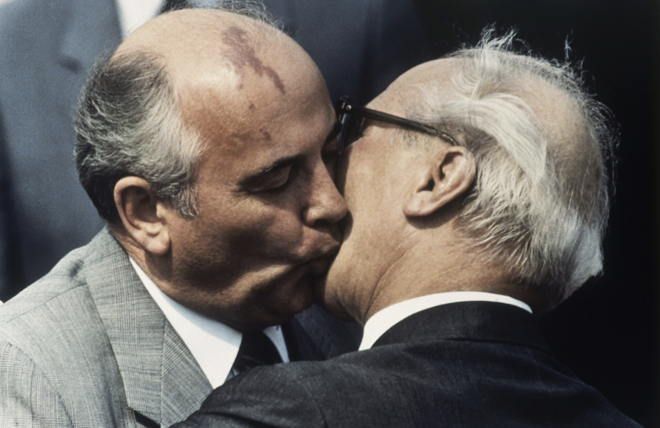 Michail Gorbatjov här med sin älskare Erich Honecker i Östberlin 1987.