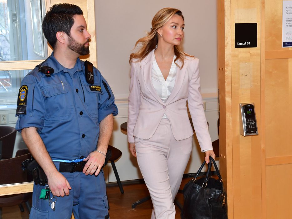 Kristdemokraternas partiledare Ebba Busch i Uppsala tingsrätt, där hon försöker lösa en tvist om en fastighet i Uppsala.