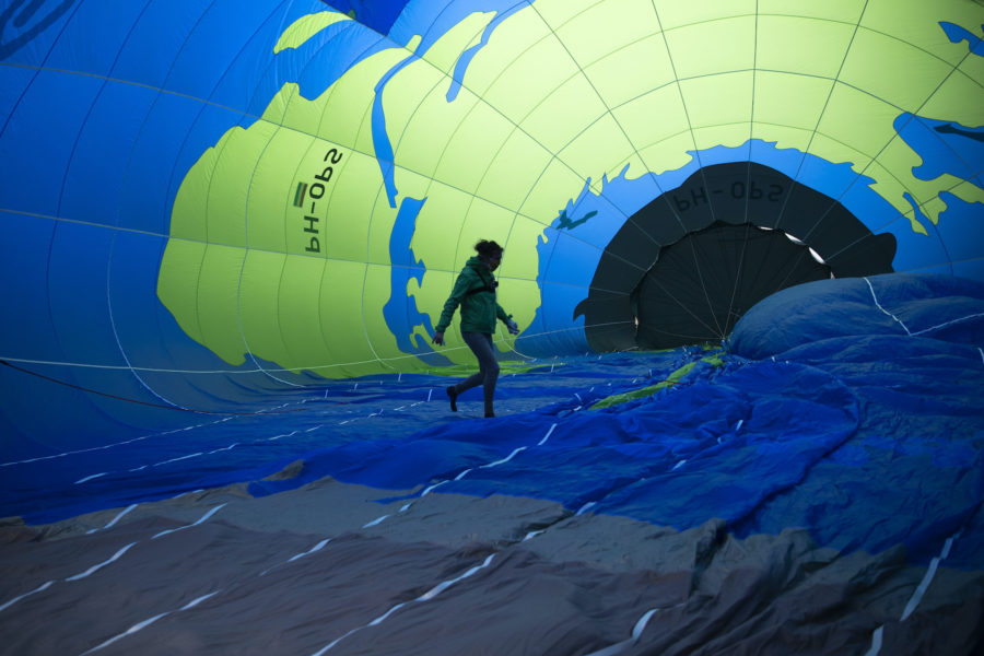 En miljöaktivist i en ballong som användes under klimatdemonstrationer vid ett EU-möte i Bryssel den 10 december.