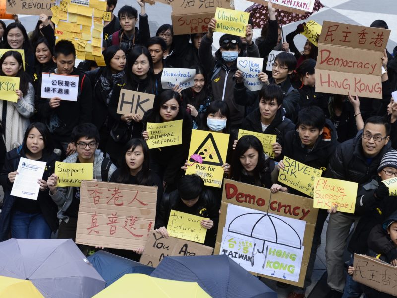 Demonstranter i Stockholm kräver ökad demokrati i Hongkong.