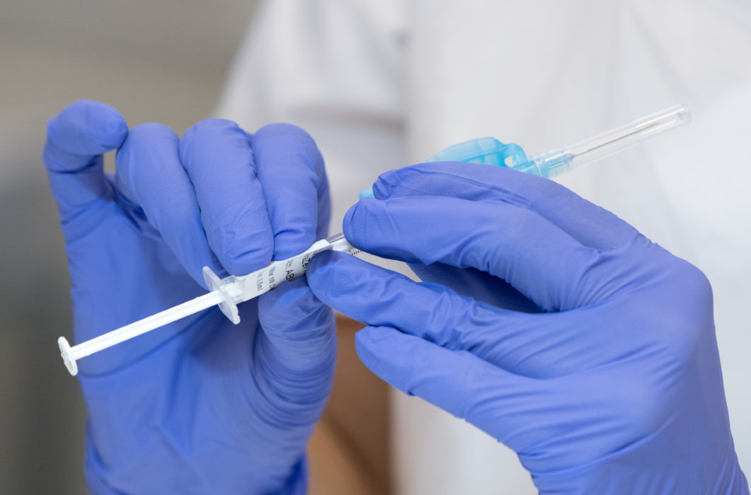 Minst tre vårdanställda vårdas för blodproppar efter vaccinering i Norge.