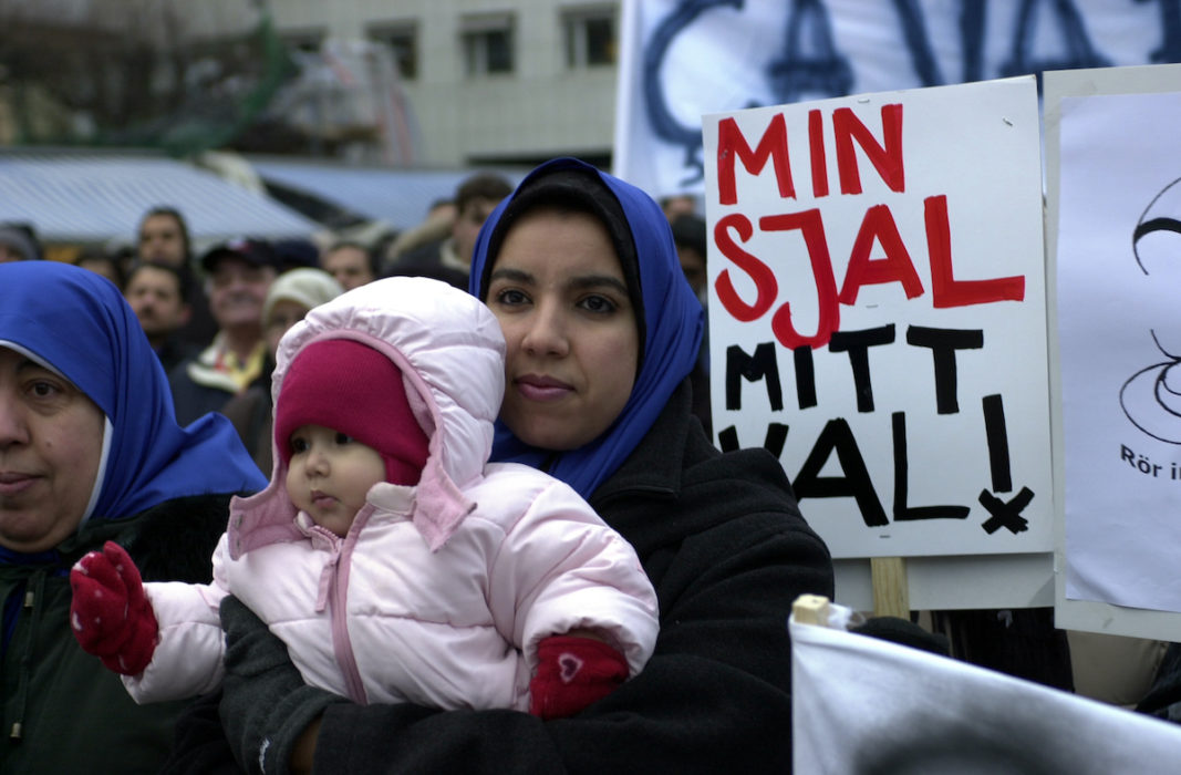 Demonstranter mot lagen mot huvuddukar i franska skolor vid den franska ambassaden i Stockholm 2004.