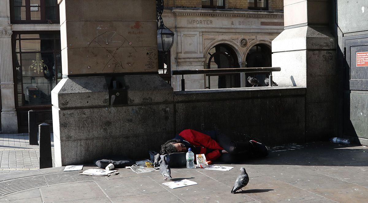 En trottoar i Westminster i London som sovplats.