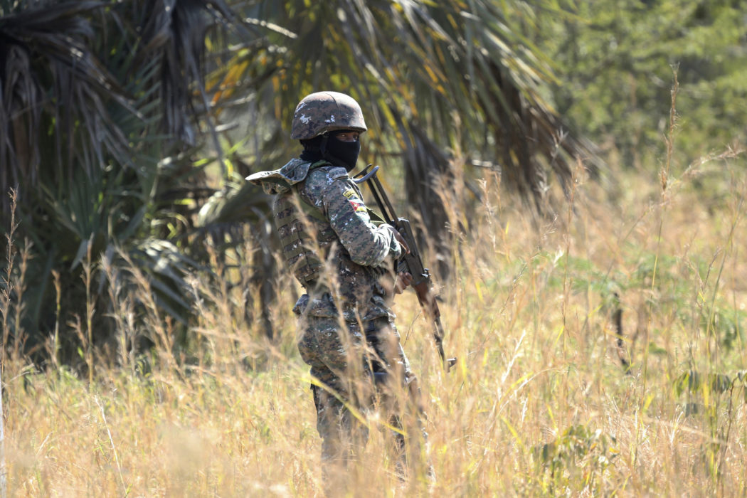 En moçambikisk regeringssoldat.