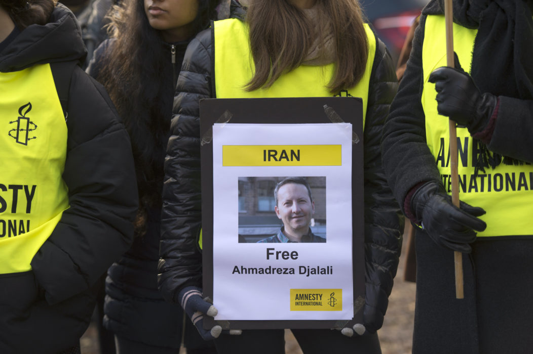 Demonstration utanför Irans ambassad i Stockholm till stöd för för den fängslade KI-forskaren Ahmedreza Djalali.