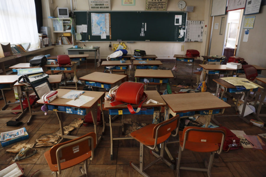 Kvarglömda väskor i ett klassrum i staden Futaba som övergavs i all hast den 11 mars 2011.