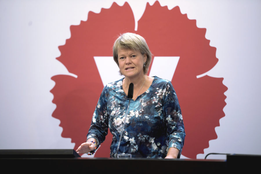 Ulla Andersson, Vänsterpartiets ekonomisk-politiska talesperson, vill att regeringen ser över reglerna som omgärdar korttidspermitteringarna och det skattefinansierade omsättningsstödet.