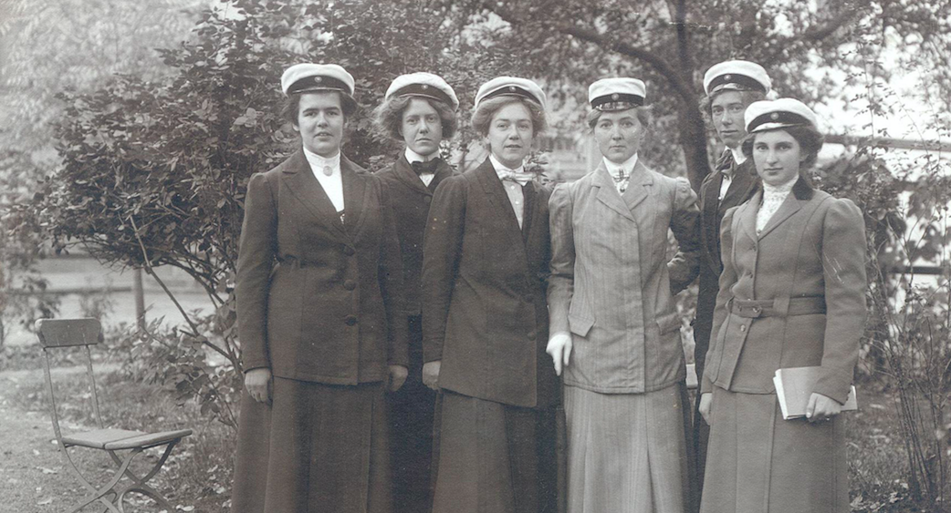 Eva Andén, fyra från vänster, tillsammans med några andra kvinnliga studenter vid Uppsala universitet 1911.