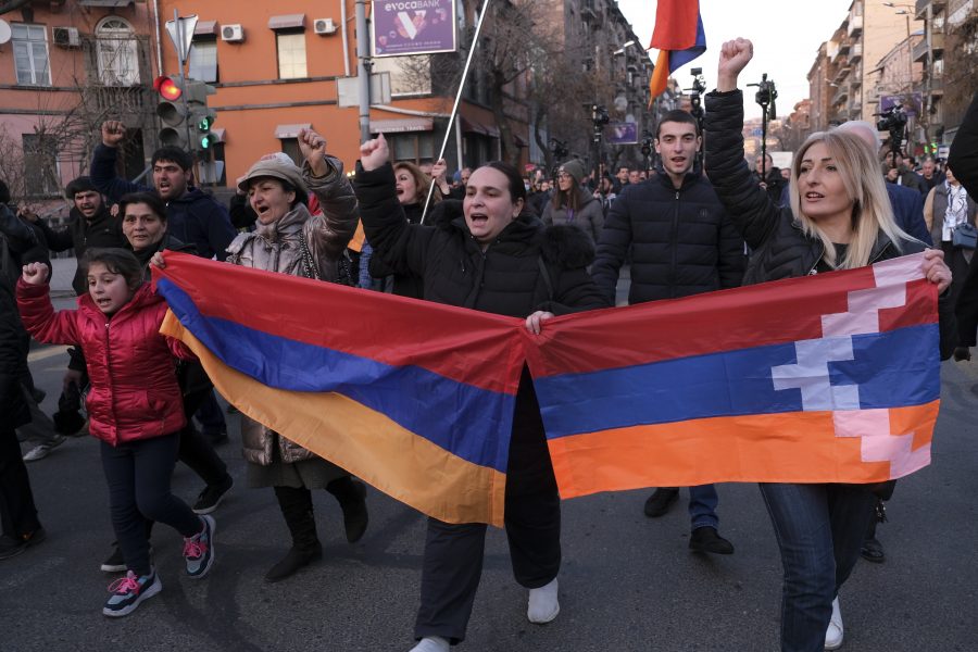 Regeringskritiska demonstranter i Jerevan vid ett protestmöte i lördags.