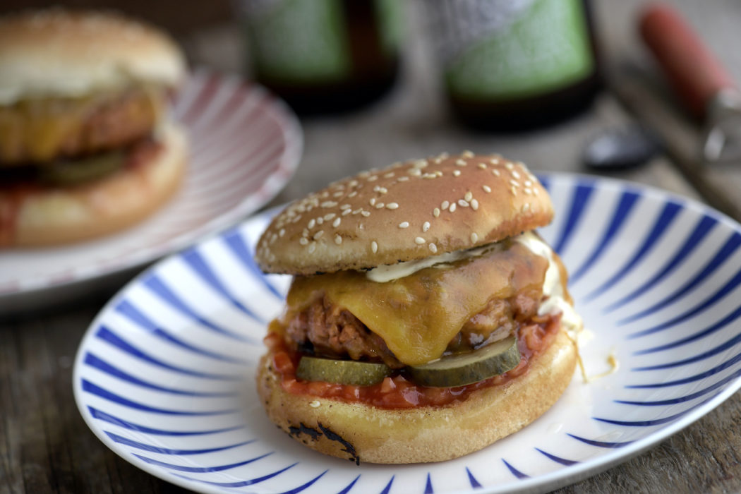 Hamburgaren på bilden innehåller inget kött, något som blir allt vanligare på svenskarnas tallrikar.
