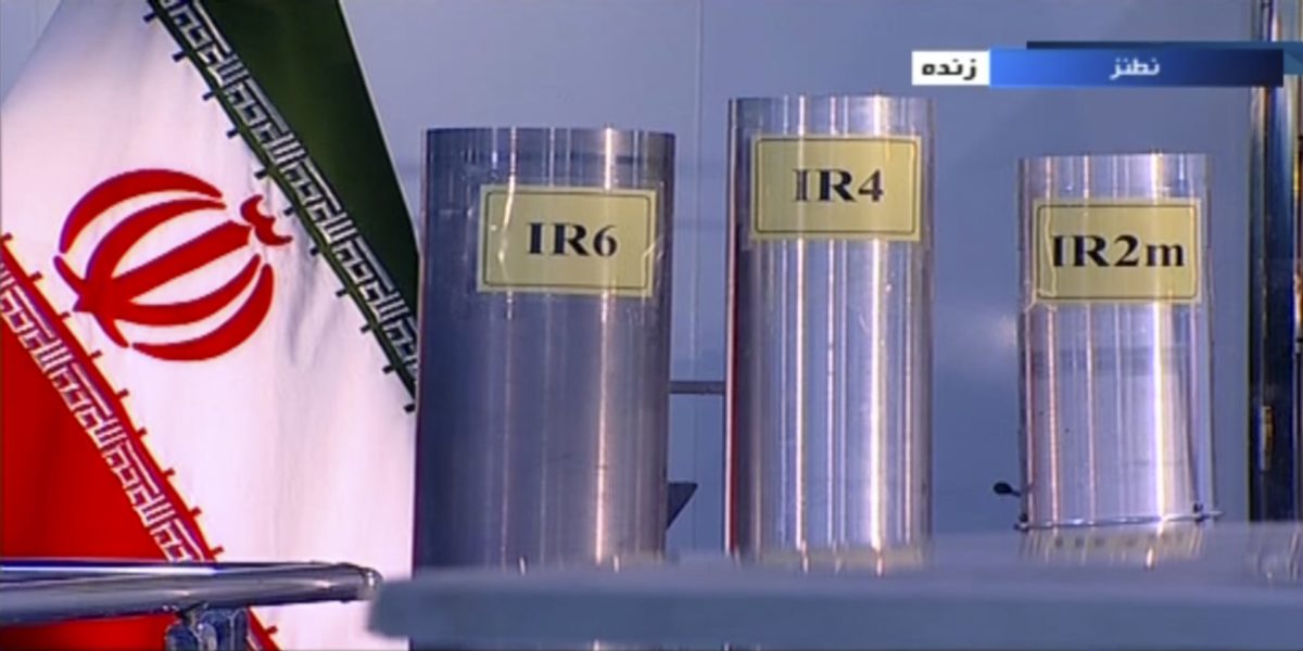 Centrifuger som producerats i Iran visas upp i statlig tv.