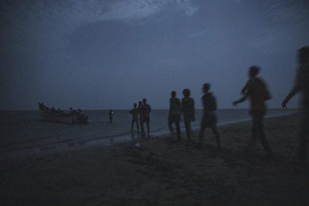 Migranter från Etiopien går ombord på en fiskebåt utanför staden Obock i Djibouti, i hopp om att så småningom nå Saudiarabien.