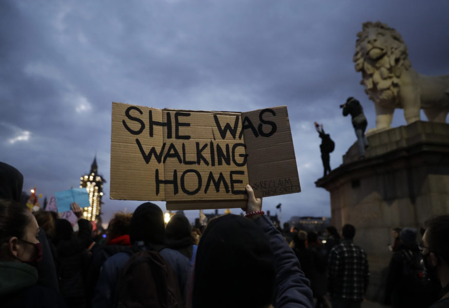 "Hon promenerade hem" står det på ett av plakaten som hölls upp under en samling utanför parlamentet i London i måndags.