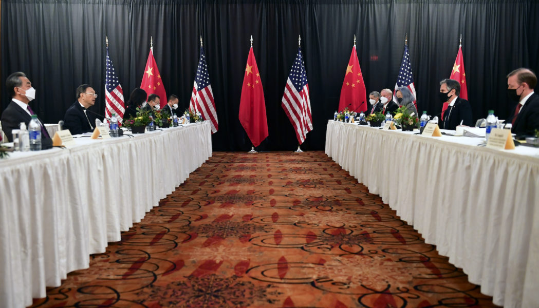De kinesiska toppdiplomaterna Yang Jiechi och Wang Yi, till vänster, träffade bland andra USA:s utrikesminister Antony Blinken (till höger) i Anchorage, Alaska, tidigare i veckan.