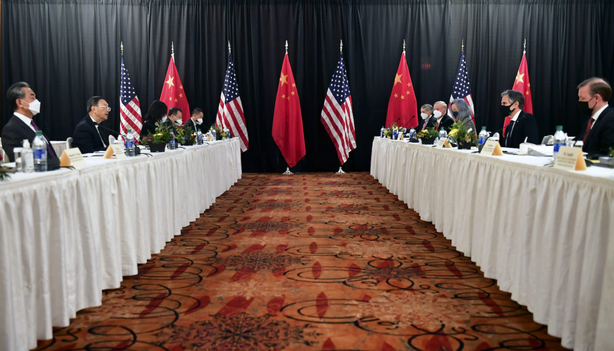 De kinesiska toppdiplomaterna Yang Jiechi och Wang Yi, till vänster, träffade bland andra USA:s utrikesminister Antony Blinken (till höger) i Anchorage, Alaska, tidigare i veckan.
