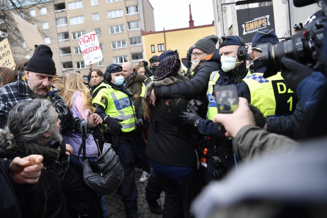 Nya demonstrationer mot coronarestriktionerna planeras i morgon.