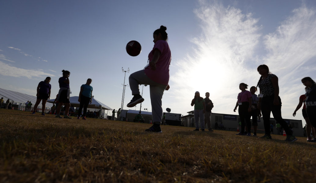 Barn leker vid en av myndighetsanläggning i Carrizo Springs, i Texas, där barn som kommer ensamma över gränsen förvaras.