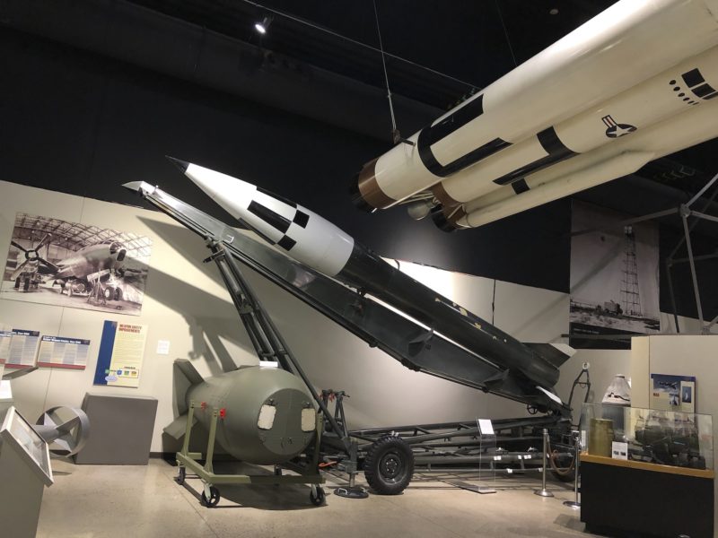 Första generationens raketer för kärnvapenstridsspetsar av amerikansk modell.